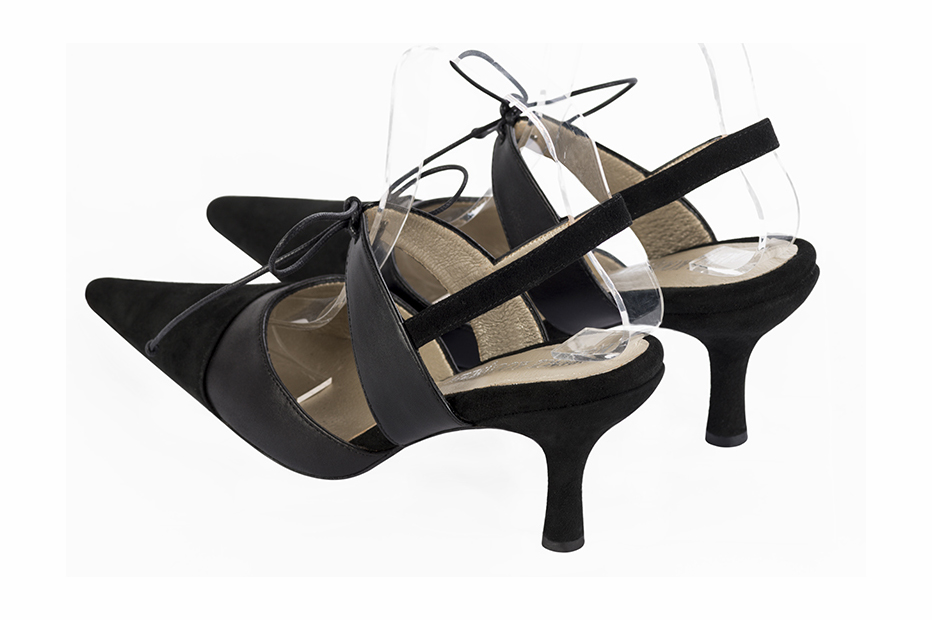 Chaussures habillées, élégantes et raffinées, ouvertes à l'arrière avec une bride sur le cou-de-pied, coloris noir mat. Bout pointu. Haut. Talon fin. Cérémonie, soirée, cocktail, évènementiel. Personnalisation : Choix des cuirs, 
                des couleurs et des talons. Petites et grandes pointures. - Florence KOOIJMAN